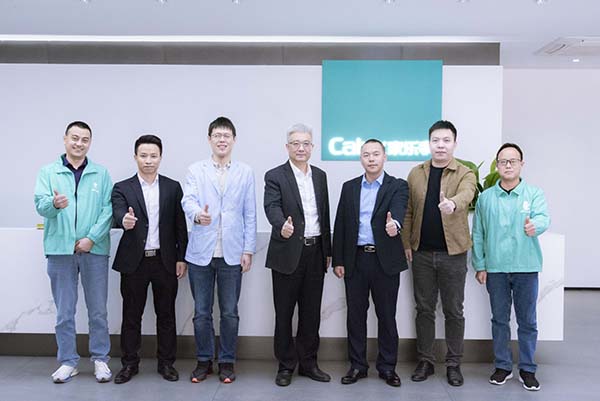 A photo of Calux and the leaders of Shenzhen Association for Quality Promotion